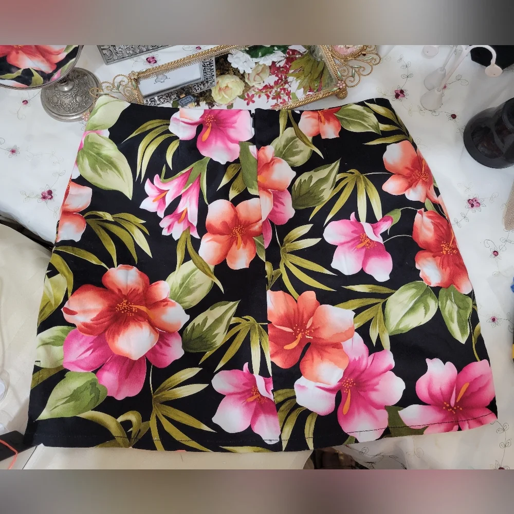 CARRIBEAN JOE Bright Floral stretch skort. Shorts Skirt - Picture 1 of 5